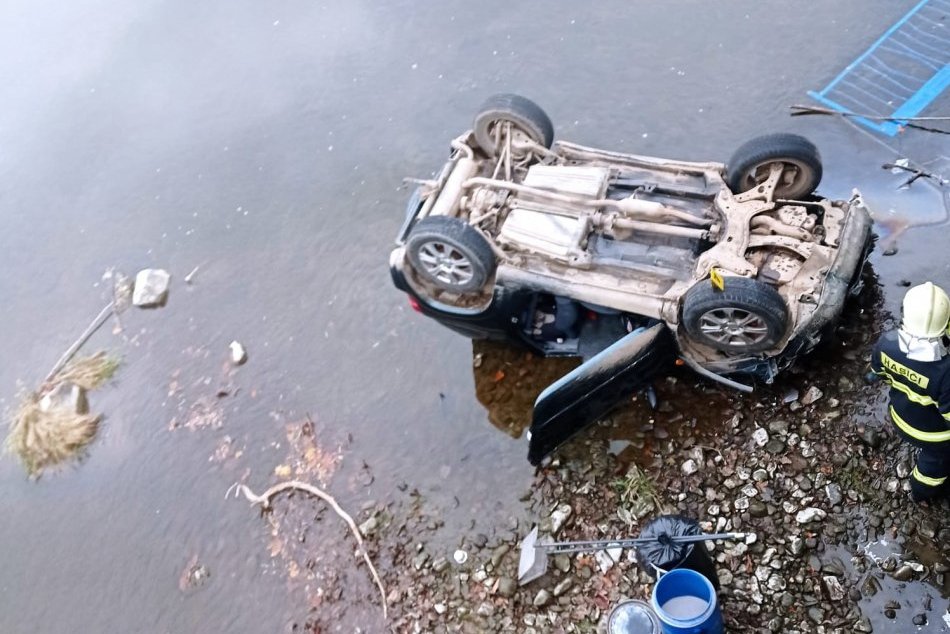 Žena po náraze skončila v rieke