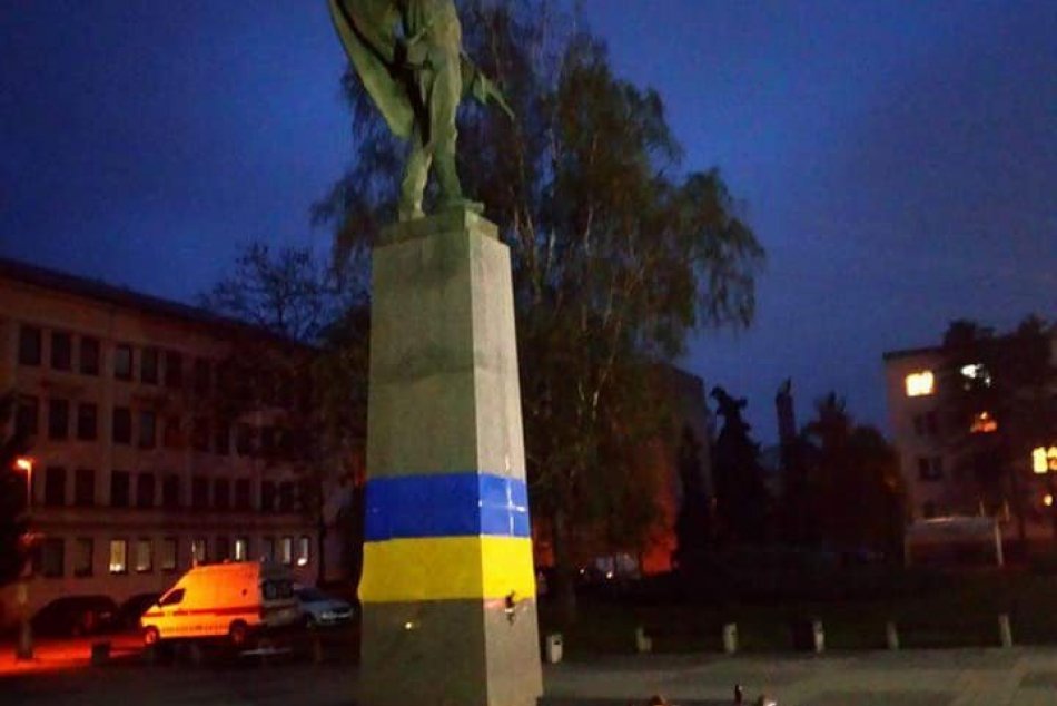 Pamätník oslobodenia v Nitre oblepili ukrajinskou vlajkou: