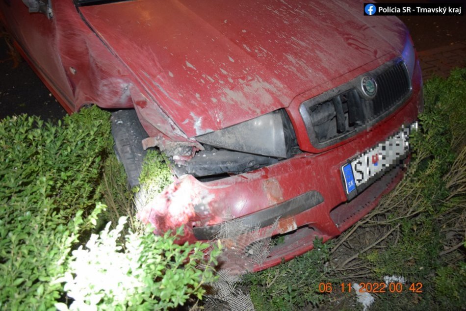 Mladý vodič nezvládol zákrutu a vrazil do domu