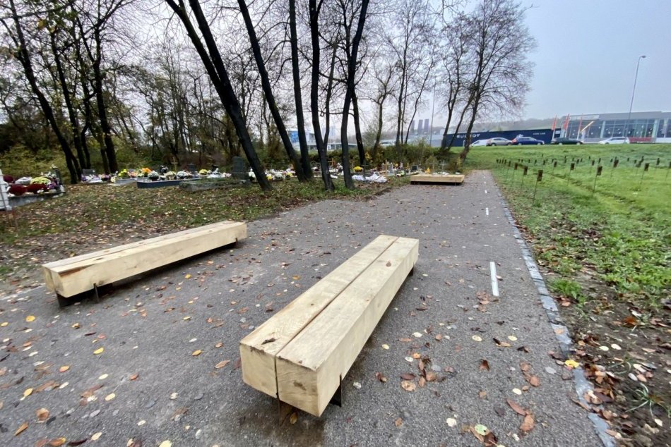 V OBRAZOCH: Na cintoríne v Majeri pribudlo mólo s osvetlením