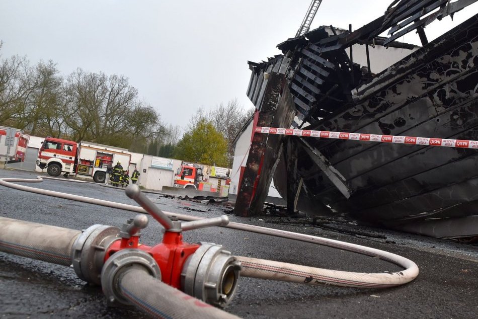 Chcel si nabiť mobil, podpálil supermarket