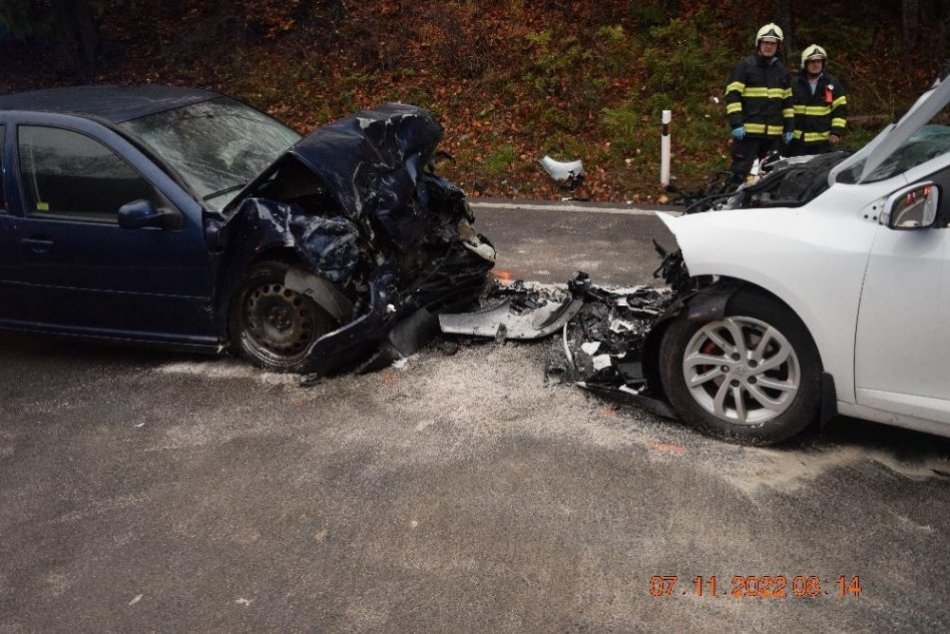 V OBRAZOCH: Hrozivé následky čelnej zrážky áut na Horehroní
