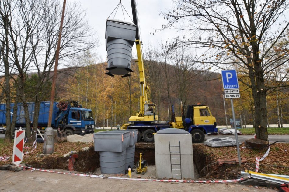 V OBRAZOCH: Začiatok výstavby prvých stojísk s polopodzemnými kontajnermi