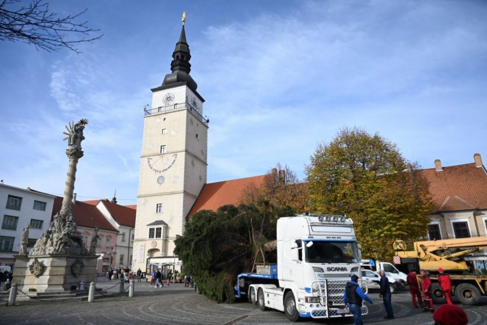 Vianočný stromček už zdobí Trojičné námestie