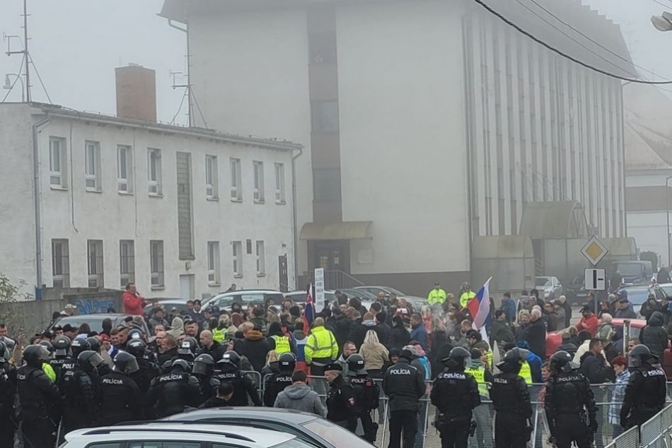 Protest pred stanovým mestečkom v Kútoch