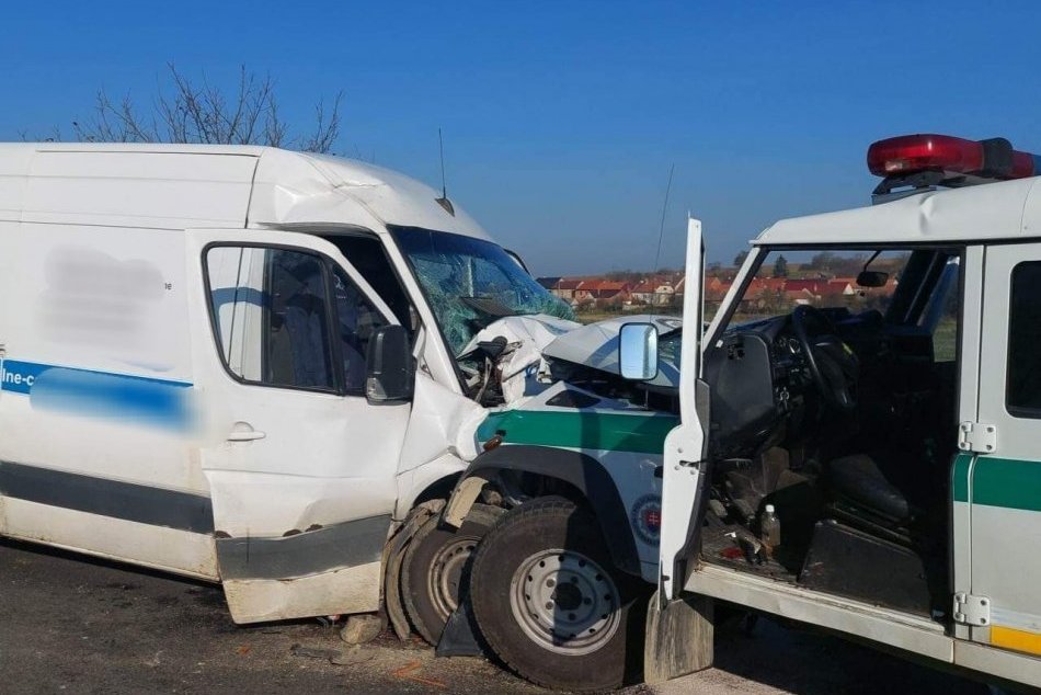 Čelná zrážka policajného auta s dodávkou