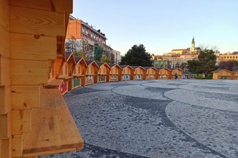 Na Svätoplukovom námestí už stoja stánky vianočného mestečka