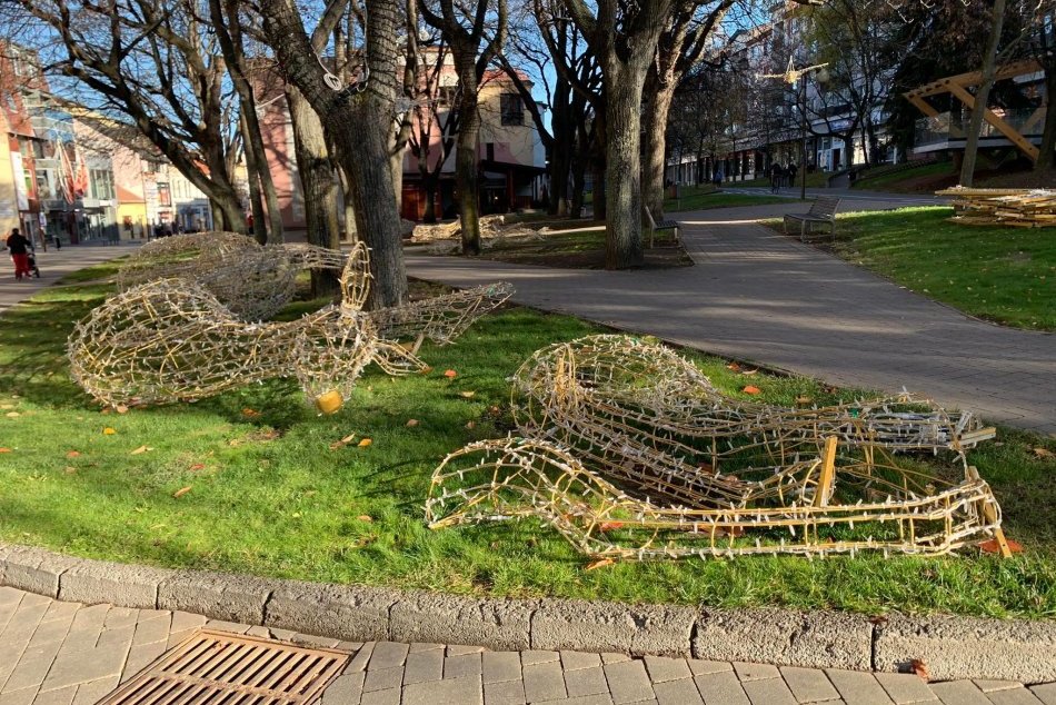 Objektívom: Vianočné ozdoby pred inštaláciou v centre Popradu