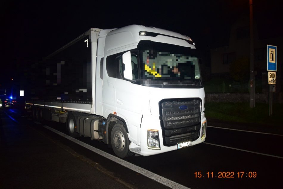 V OBRAZOCH: Život neznámeho muža vyhasol pod kolesami kamióna