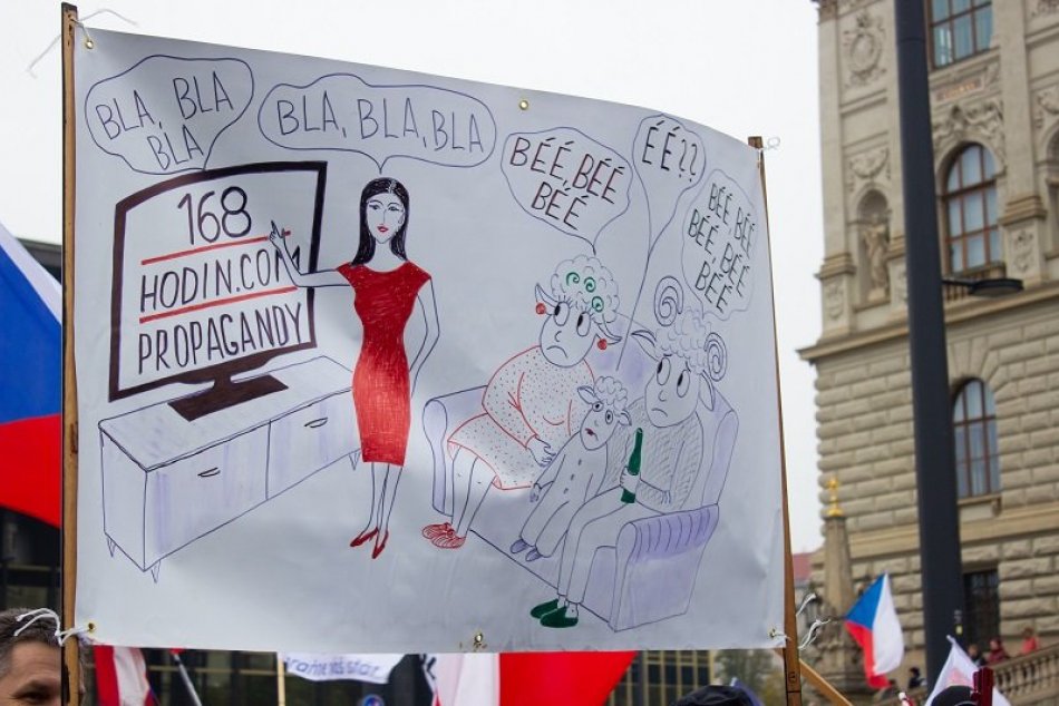Protest pred budovou Českej televízie v Prahe