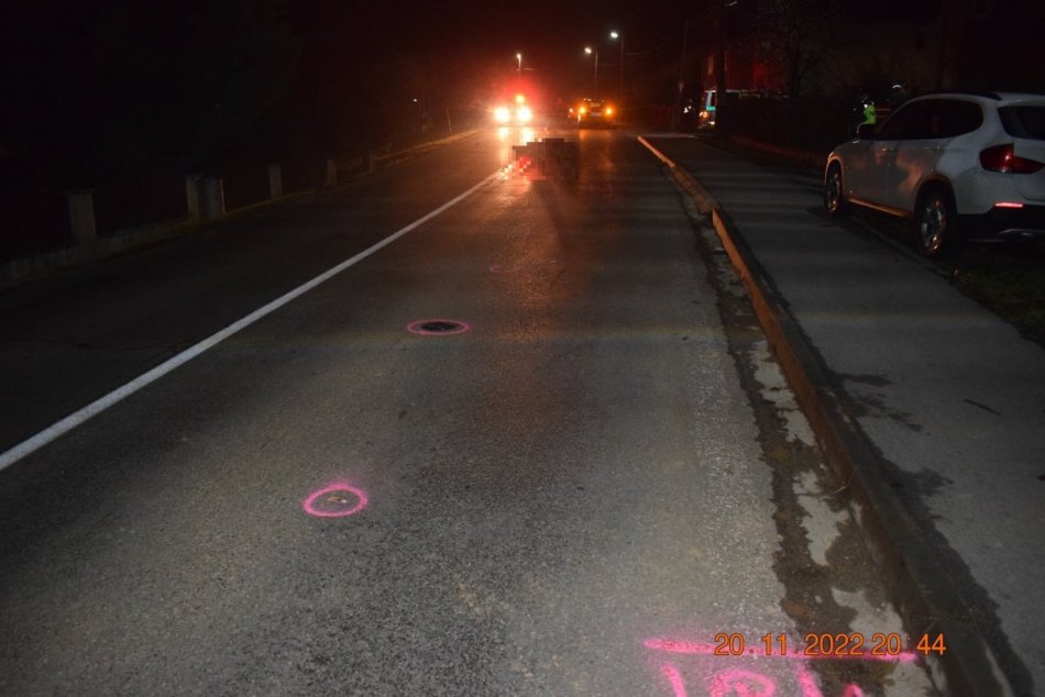 V OBRAZOCH: Chodca ležiaceho na ceste zrazilo auto