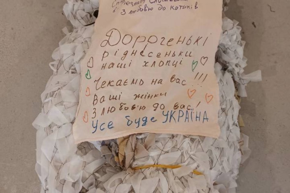 V Piešťanoch pletú maskovacie siete pre ukrajinských vojakov