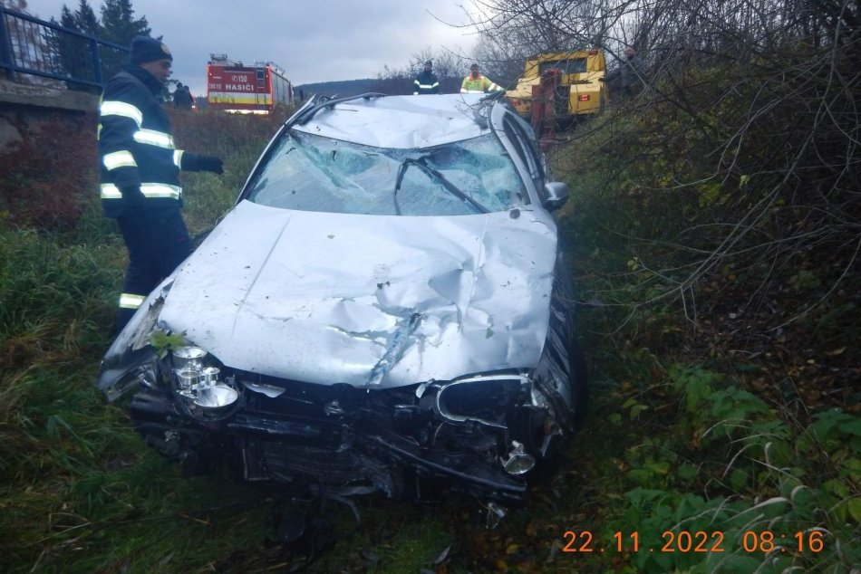 FOTO: Auto pri Lutile skončilo na streche