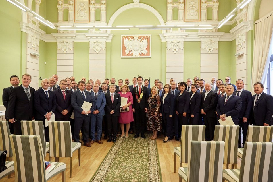 V OBRAZOCH: Novozvolený predseda a poslanci kraja zložili sľuby