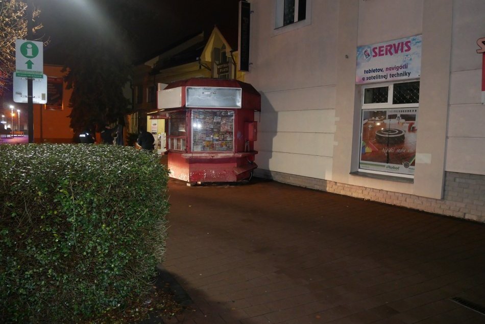 V OBRAZOCH: Do novinového stánku si vysekal dieru krompáčom