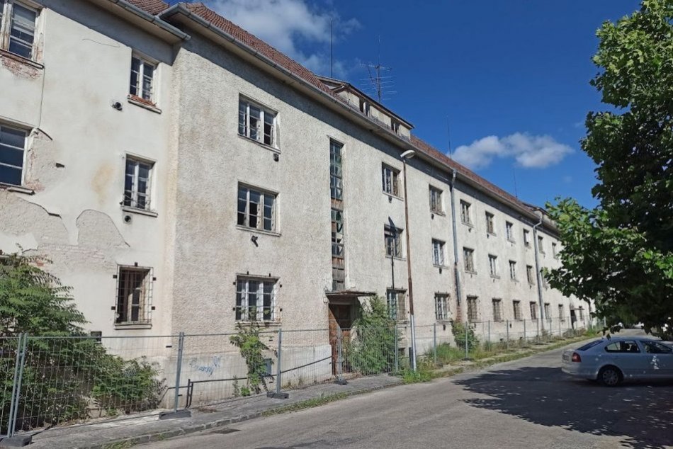 Schátraná budova na Hollého