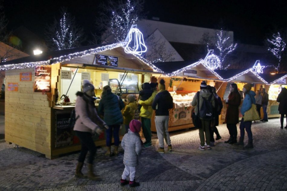 Večerná atmosféra vo vianočnom mestečku