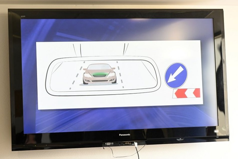 Na cestách začali s testovaním predných brzdových svetiel na autách