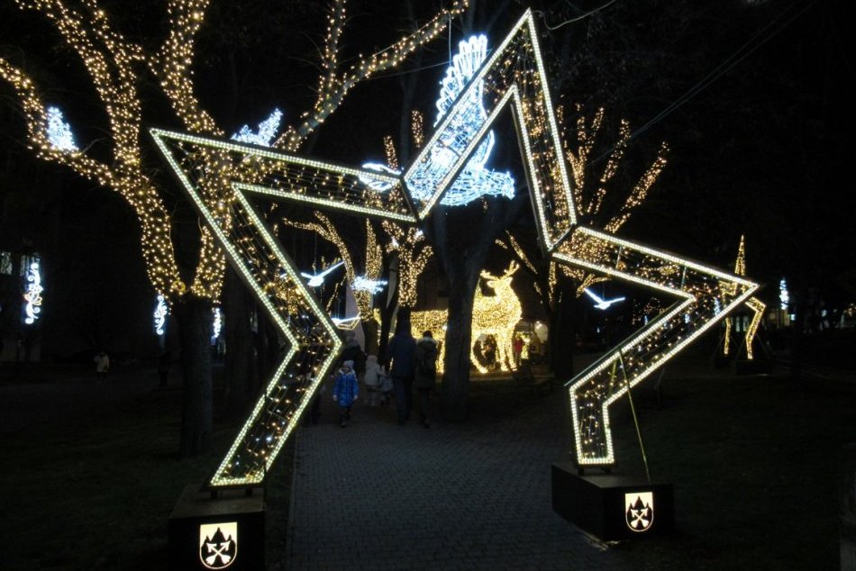 Objektívom: Námestie v Poprade už skrášľuje nádherné vianočné osvetlenie