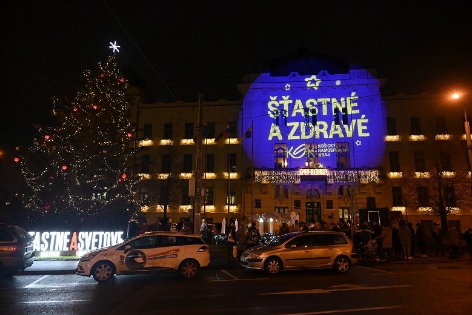 Pred Úradom KSK v Košiciach rozsvietili 15-metrový vianočný strom
