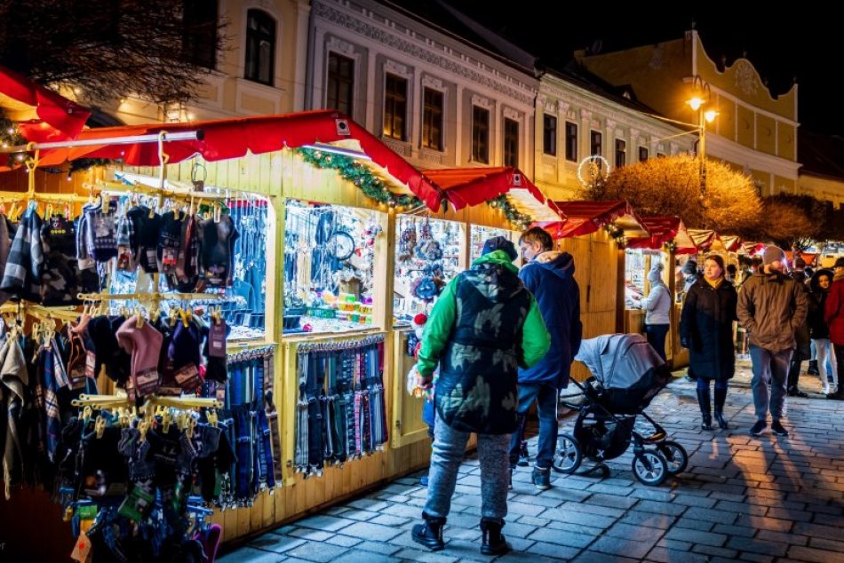 Objektívom: Mikuláš v Prešove potešil všetky deti, rozsvietený je aj stromček