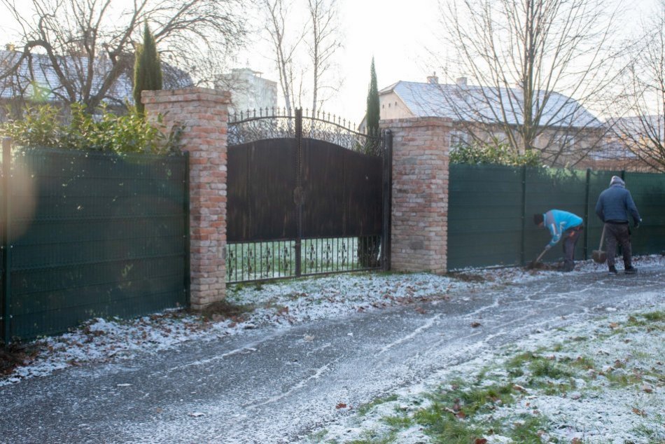 Nelegálny plot v nitrianskom parku je preč: Mesto ho dalo zbúrať, FOTO
