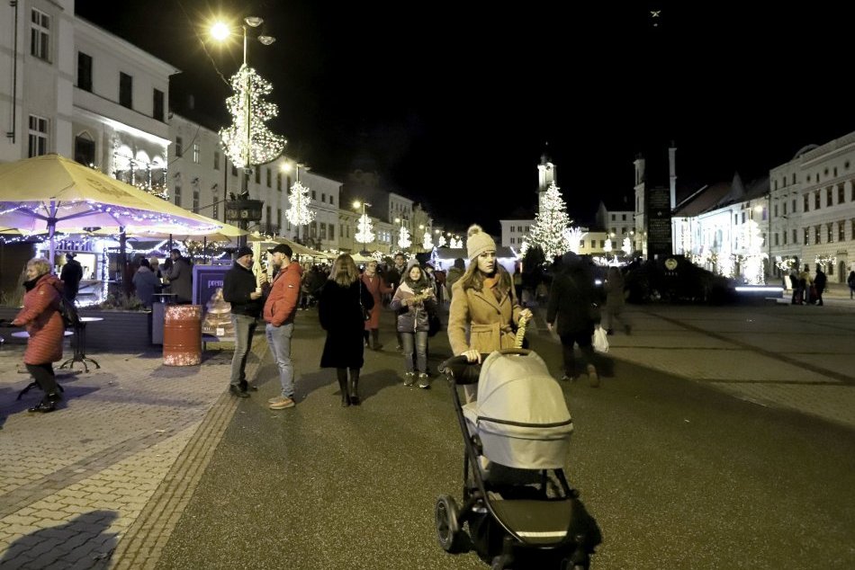 V OBRAZOCH: Vianočná výzdoba a atmosféra v Banskej Bystrice