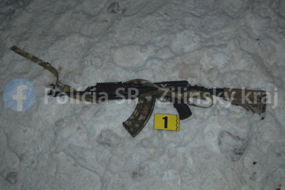 Po Krásne nad Kysucou sa pohyboval muž so samopalom