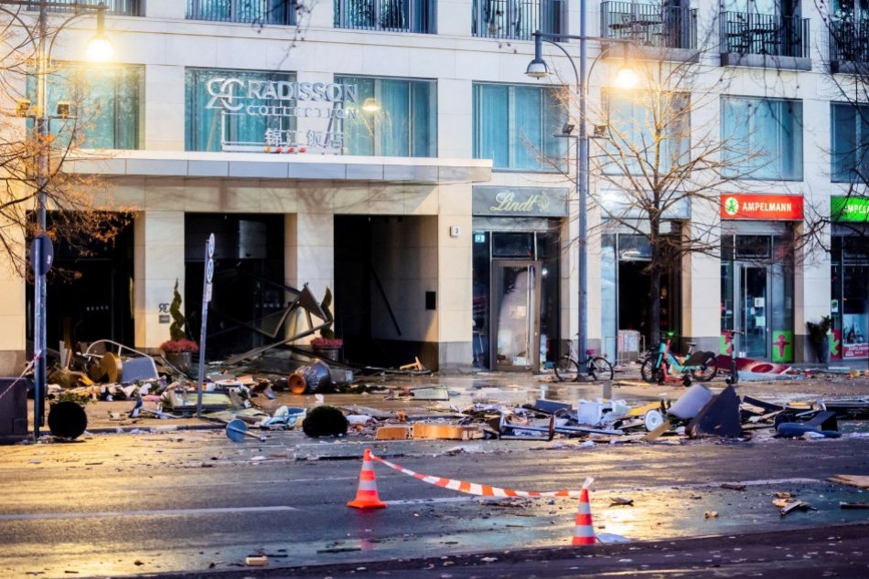 Obrovské akvárium v berlínskom hoteli prasklo