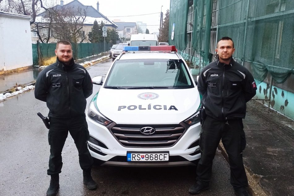 Dvojica policajtov zachránila mužovi život