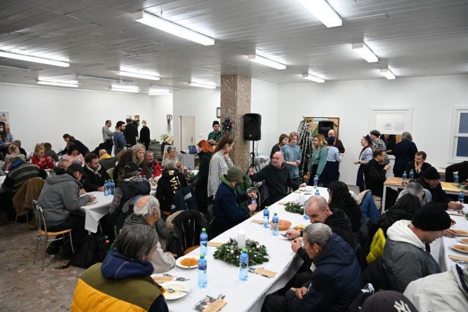 V Trnave pripravili ľuďom bez domova vianočnú večeru