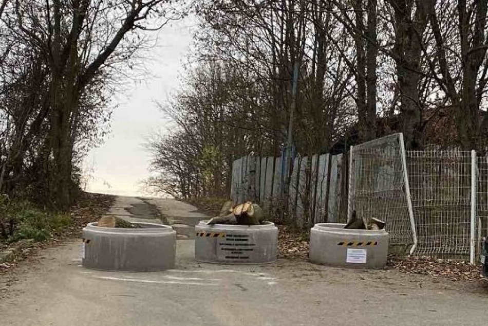 Objektívom: Prekážky na ceste vo Zvolene zalarmovali políciu
