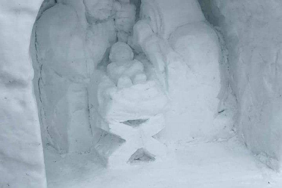 Snehový Betlehem na Rainerovej chate poliali vínom