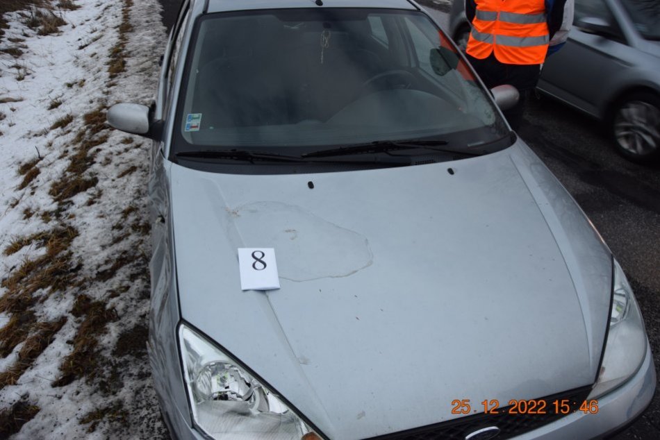 V OBRAZOCH: Auto po šmyku zrazilo chodca