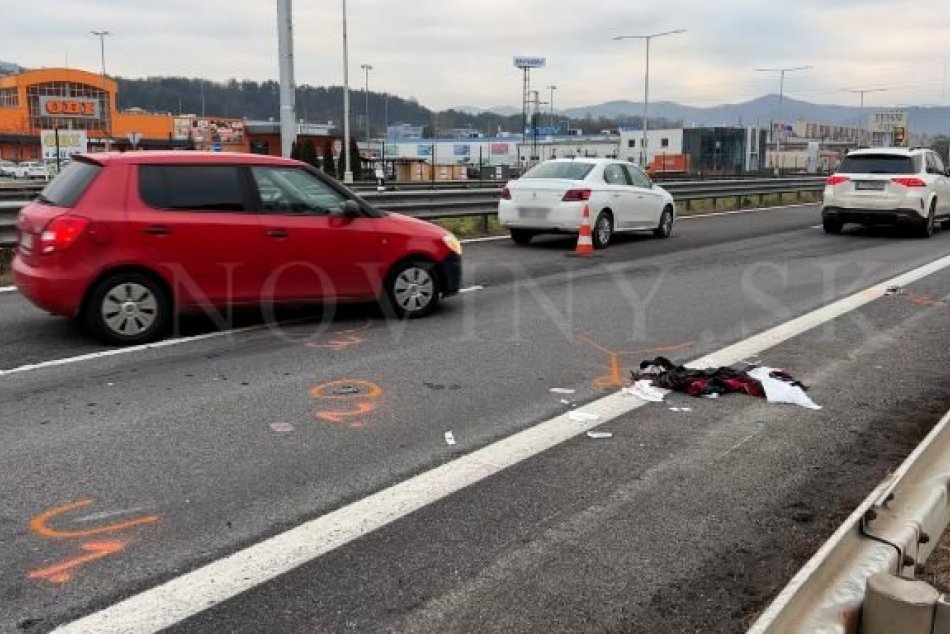 Muža zachytilo auto, keď prechádzal cez R1