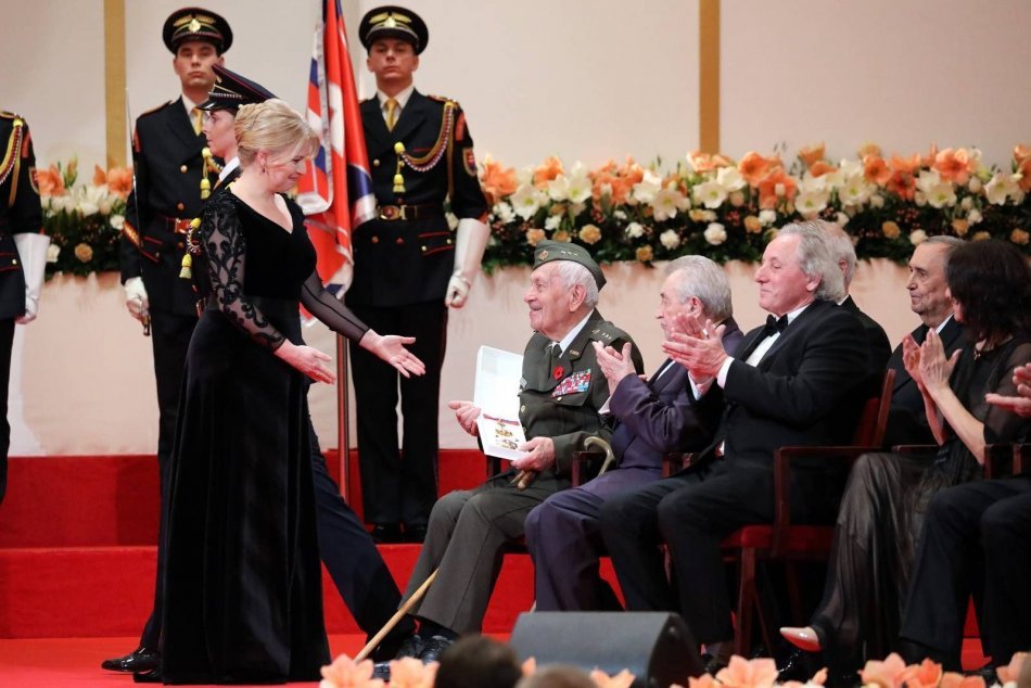 FOTO: Prezidentka žiarila v krásnych, ale rozpáraných šatách