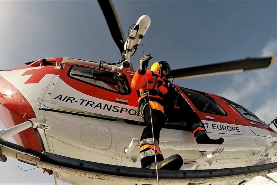 Pre mladú Američanku prišiel na svah vrtuľník