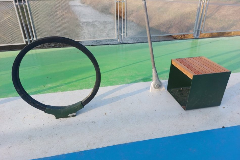 Objektívom: Lávka pri zimnom štadióne už má aj lavičky