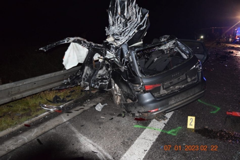 Objektívom: Zábery z miesta nehody po tragédii pri Tornali