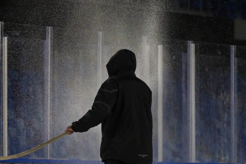 Futbalový štadión zmenil trávnik za ľad