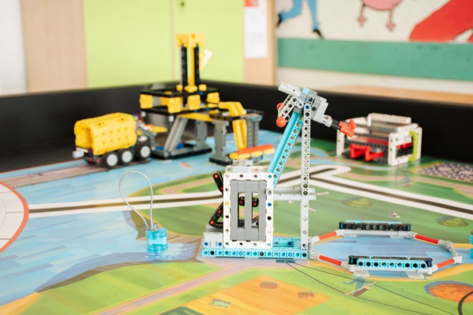 Nitrianski žiaci sa učia programovať robotov z lega: Dostali nové vybavenie, FOT