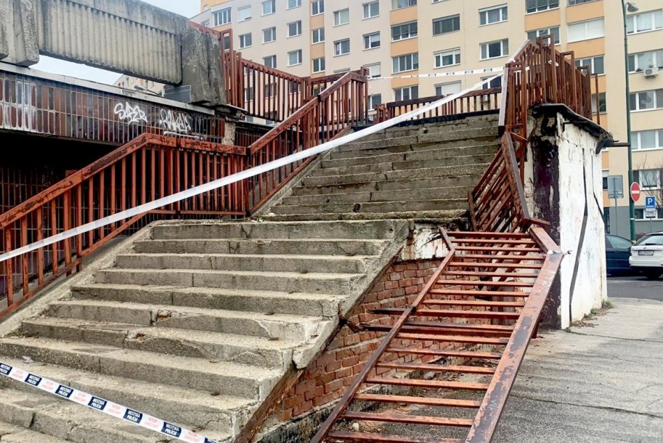 Zrútené zábradlie na Jasovskej