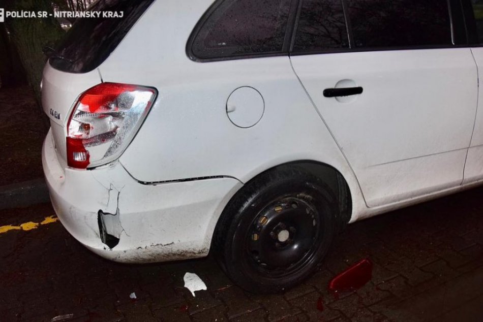 Poškodené auto na parkovisku