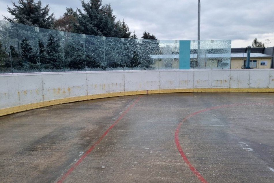 Príprava klziska v Šali