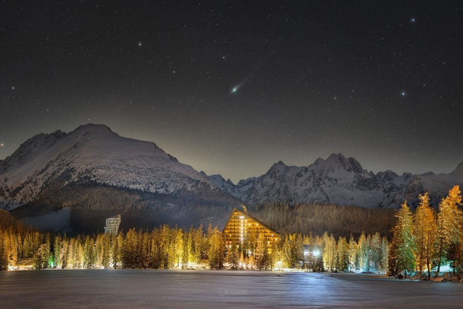 Objektívom: Kométa nad Štrbským plesom je snímkou dňa NASA