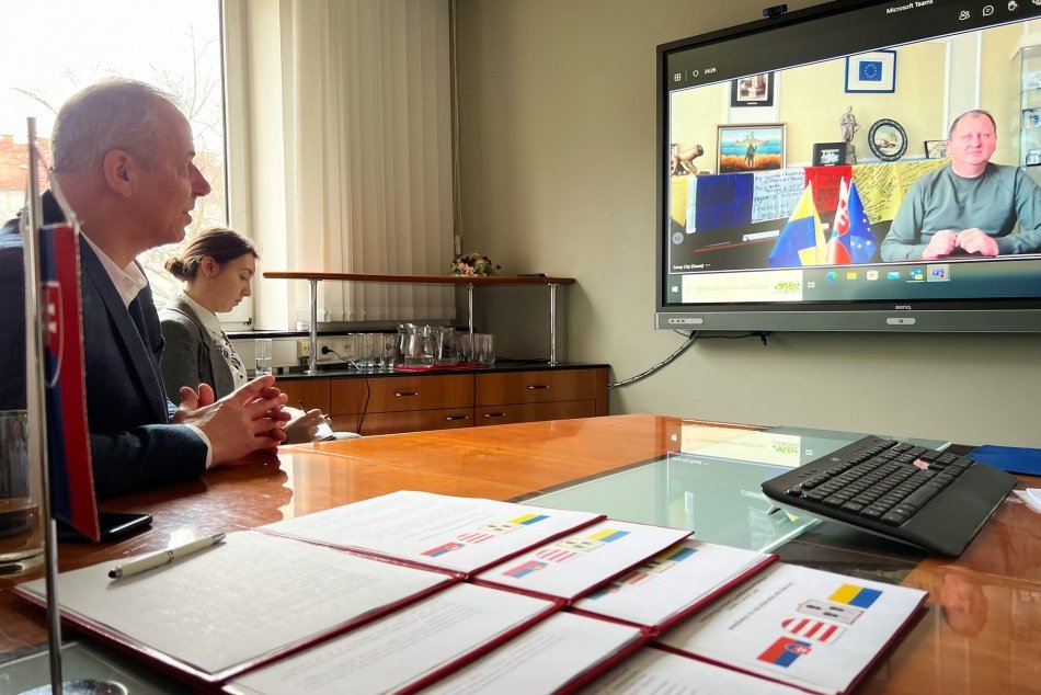 V OBRAZOCH: Bystrica podpísala zmluvu o partnerstve s mestom Sumy