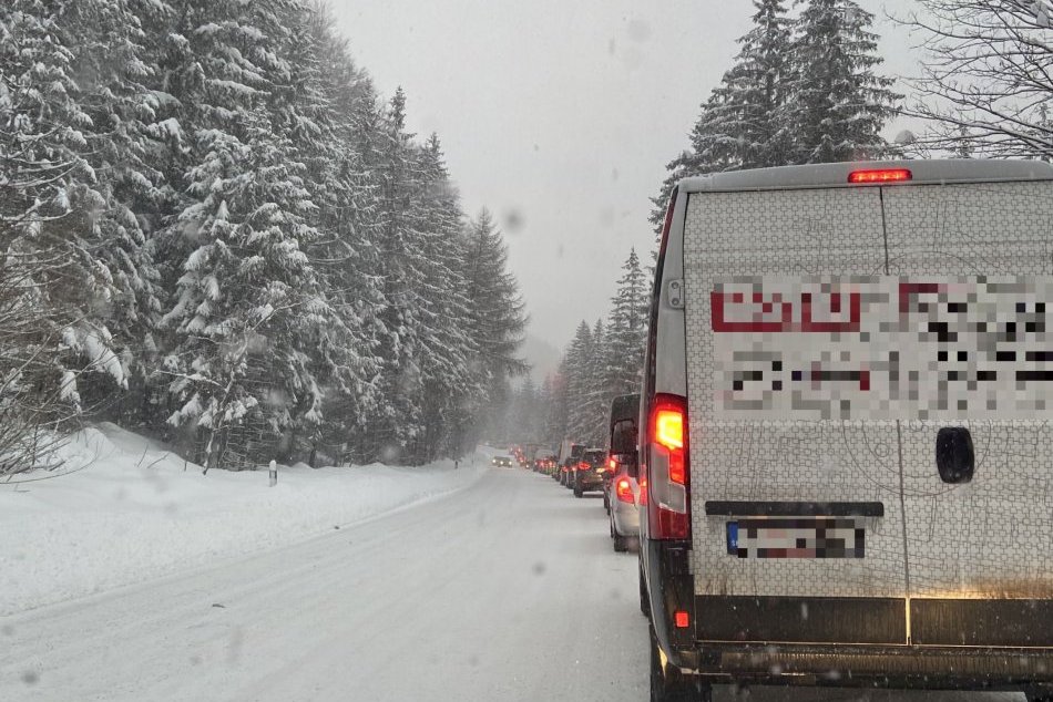 V OBRAZOCH: Pre nehody pod Donovalmi uzavreli horský priechod