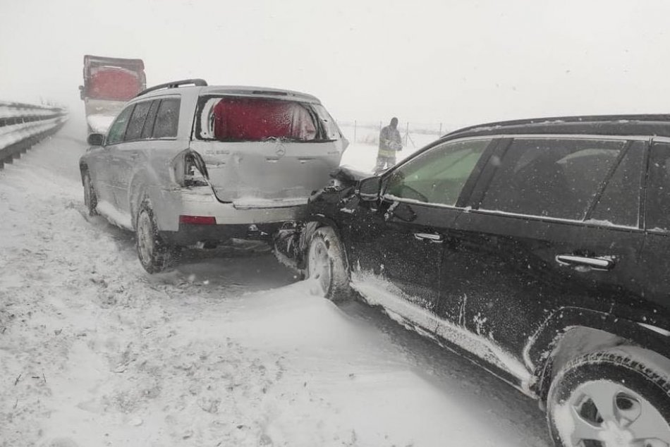 Na D1 sa zrazilo 30 áut