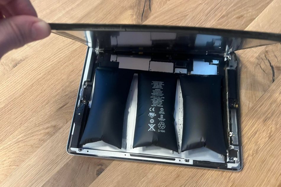 FOTO: Poslancovi vybuchol tablet