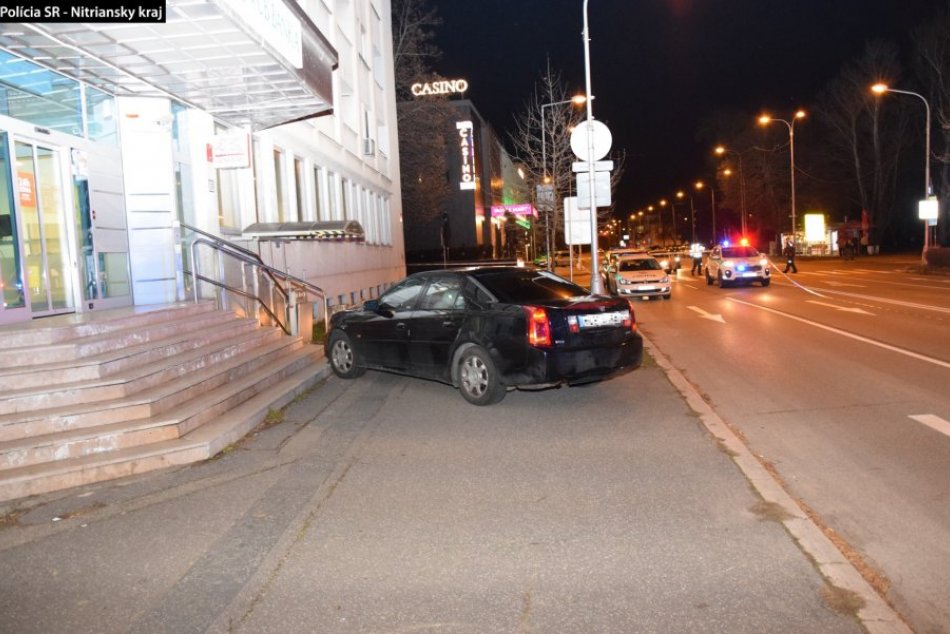 Auto s prevádzačmi narazilo do stĺpa verejného osvetlenia